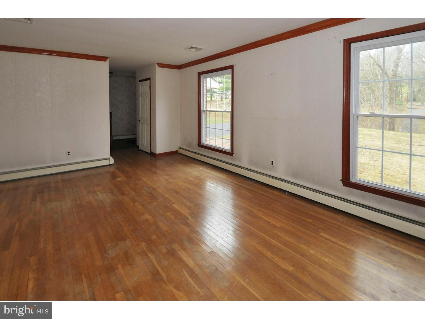 711 Fulmer Road Pottstown, PA 19465 - Photo 3 of 24 Living Room