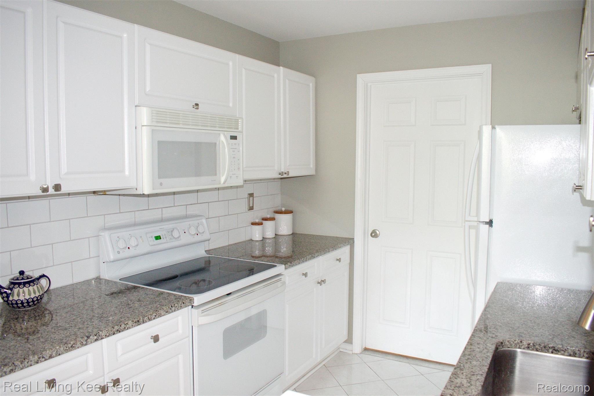 3577 Oakmonte Boulevard, Unit 62 Rochester, MI 48306 - Photo 10 of 23 Kitchen 3.jpg