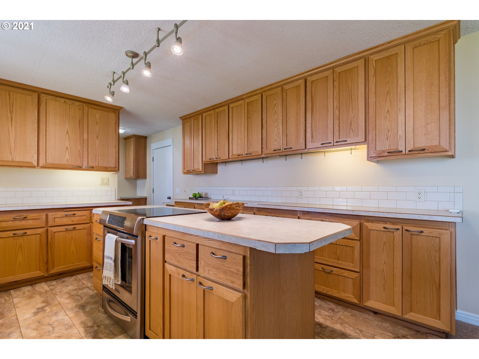 1165 6th Street Springfield, OR 97477 - Photo 7 of 32