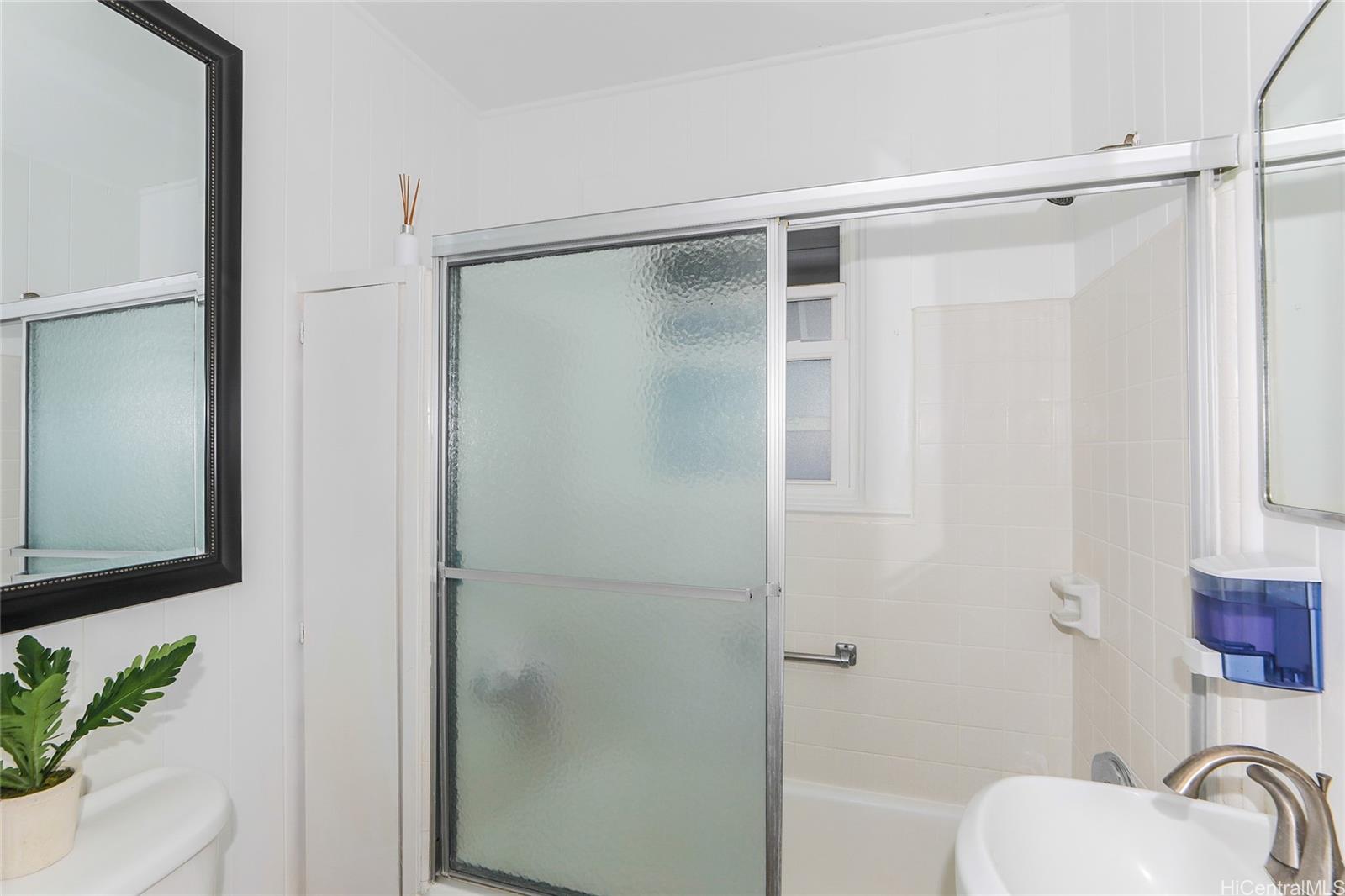 3305 East Manoa Road Honolulu, HI 96822 - Photo 12 of 25 a bathroom with a shower and a toilet