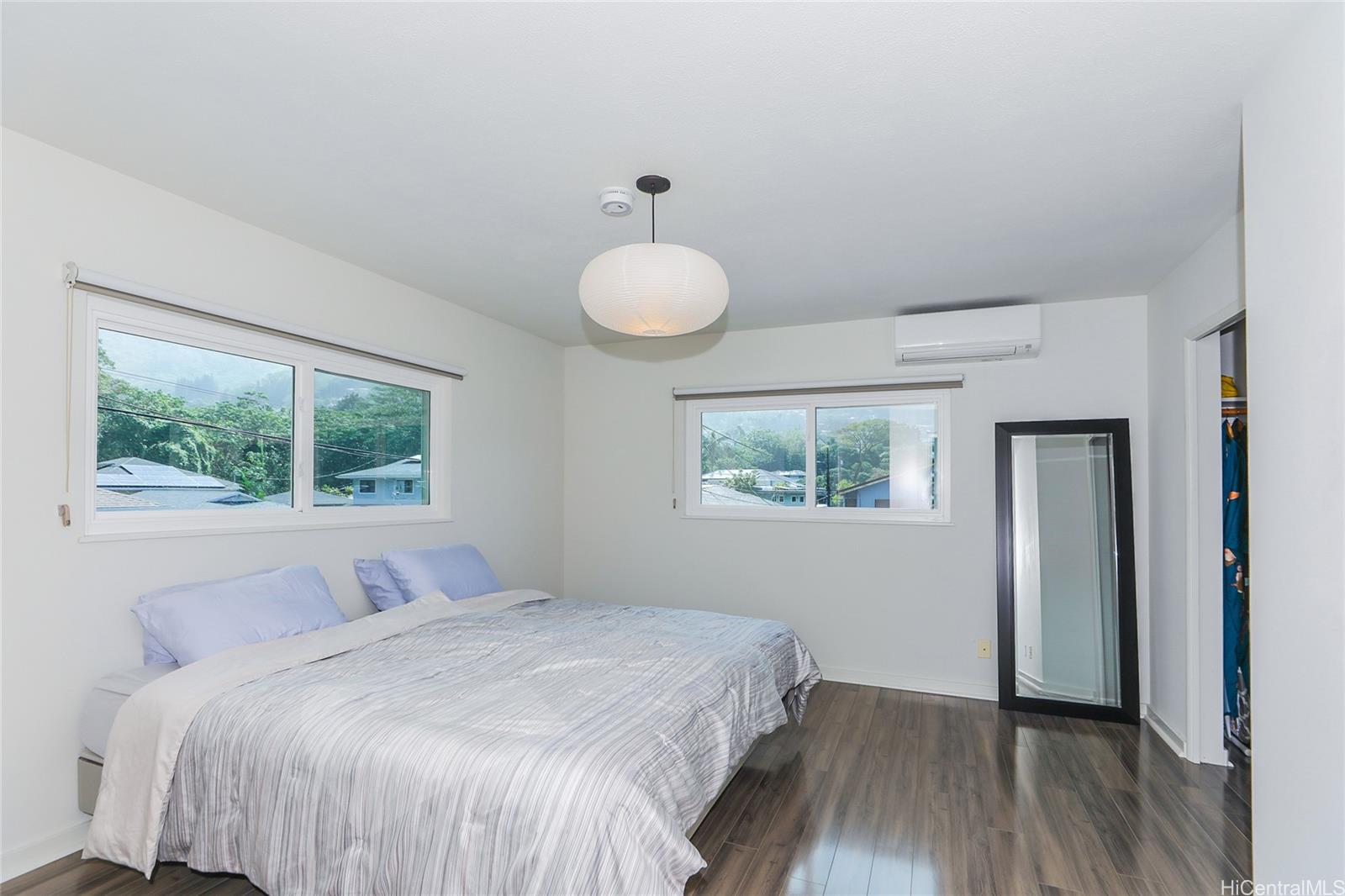 3305 East Manoa Road Honolulu, HI 96822 - Photo 13 of 25 a bedroom with a bed and a window