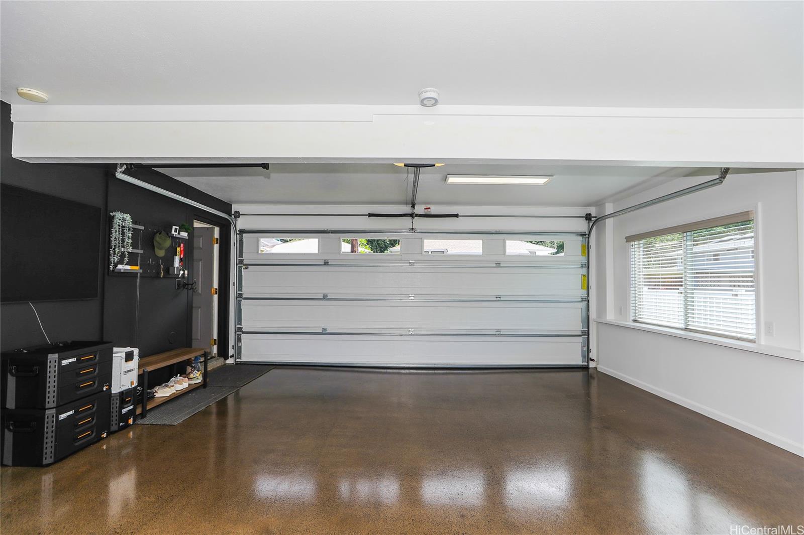 3305 East Manoa Road Honolulu, HI 96822 - Photo 20 of 25 a view of a room with gym equipment