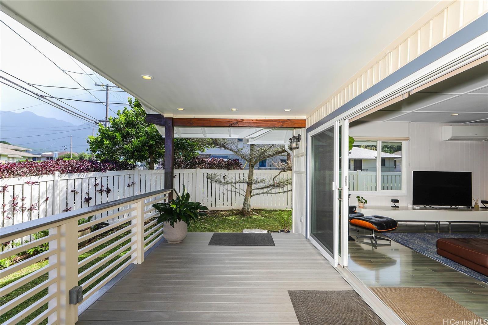 3305 East Manoa Road Honolulu, HI 96822 - Photo 22 of 25 a view of a balcony