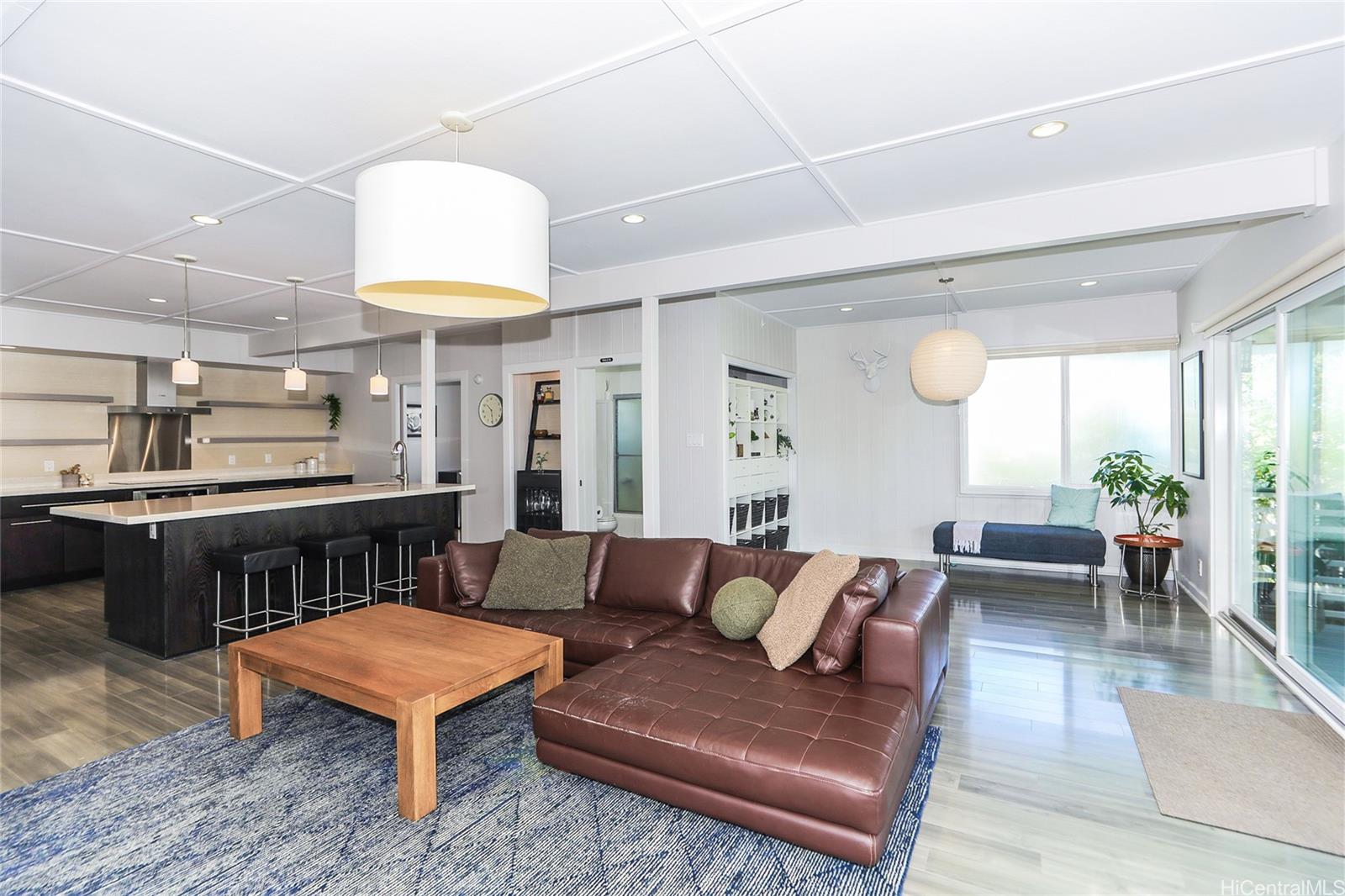 3305 East Manoa Road Honolulu, HI 96822 - Photo 4 of 25 a living room with furniture and a table