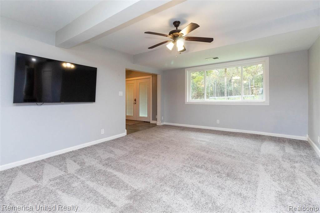 5585 Halsted Road West Bloomfield, MI 48322 - Photo 16 of 37