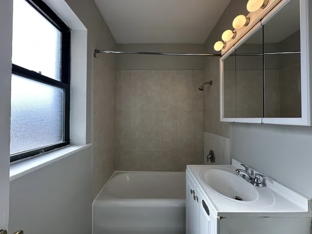 $1,650 | 661 West Sheridan Road, Unit 801, Chicago, IL 60613