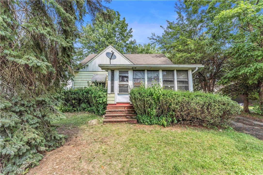 Bungalow with a front lawn