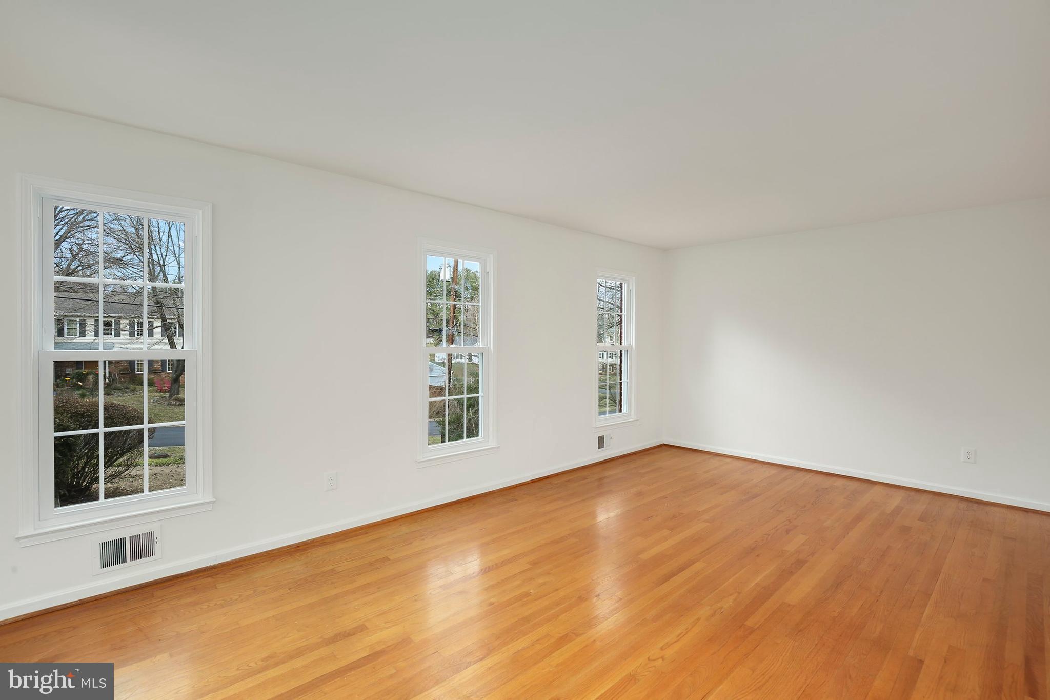12231 St James Road Potomac, MD 20854 - Photo 4 of 36 Gallery Image 4