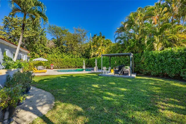 a view of a back yard