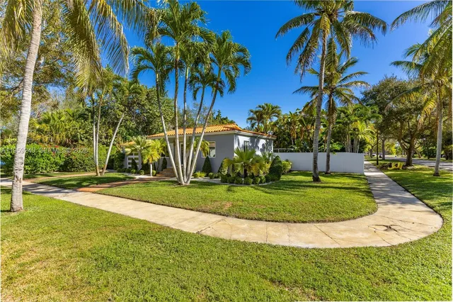 a view of a backyard