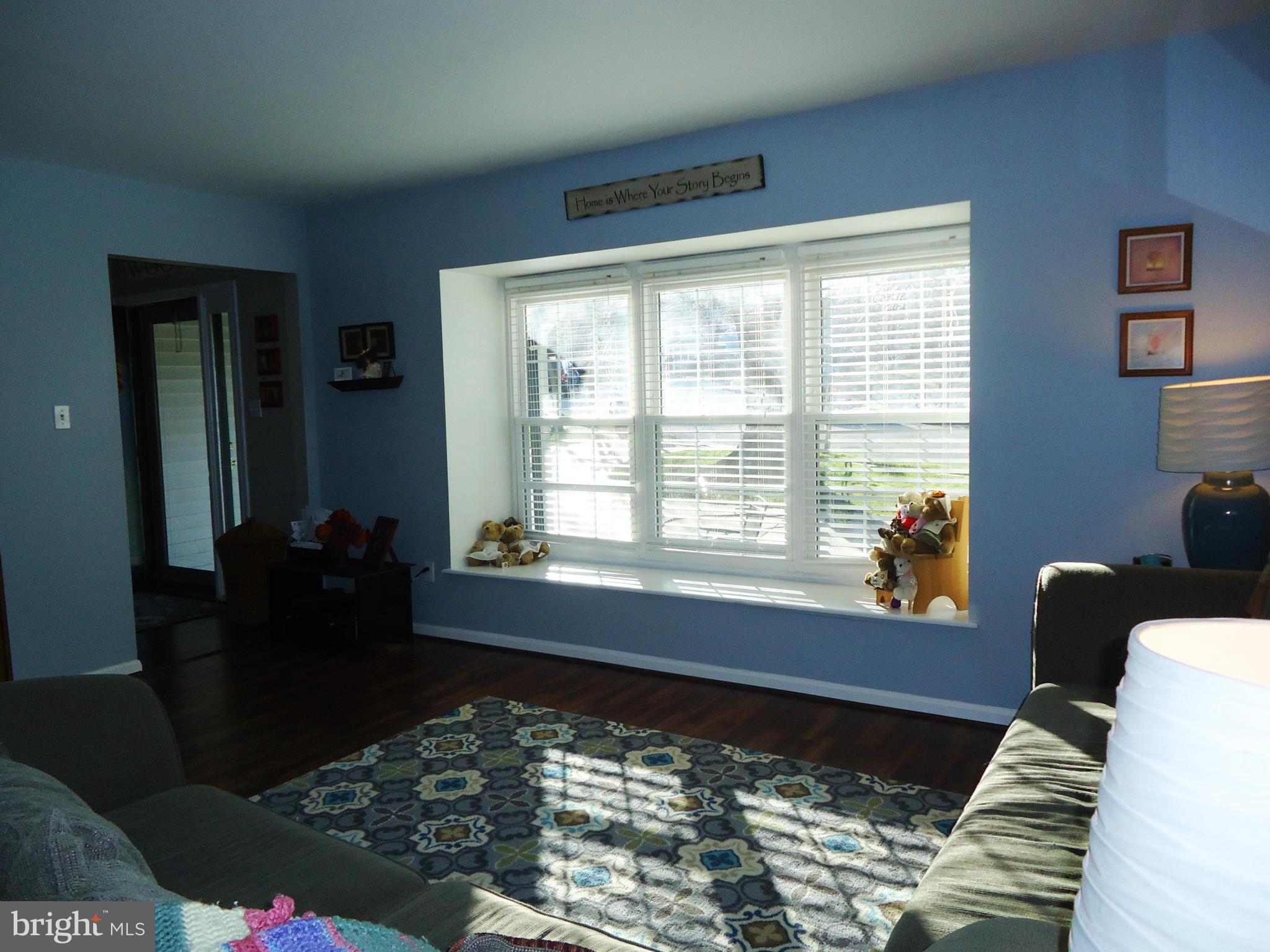 9316 Oak White Road Baltimore, MD 21236 - Photo 10 of 30 Living Room