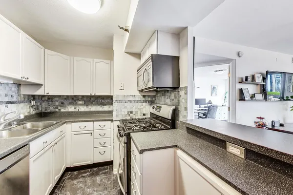 $4,000 | 1309 North Wells Street, Unit 605, Chicago, IL 60610