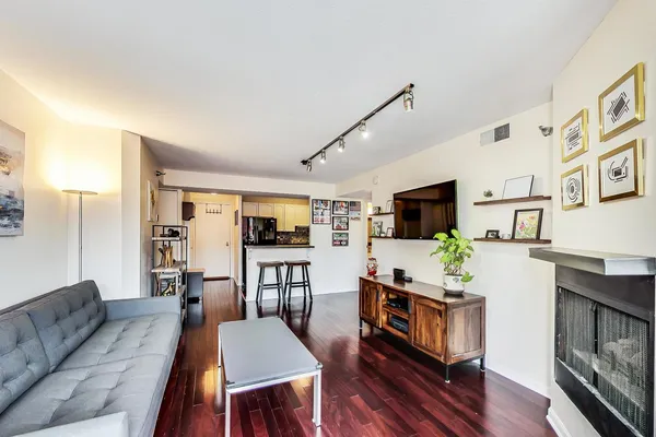 $4,000 | 1309 North Wells Street, Unit 605, Chicago, IL 60610