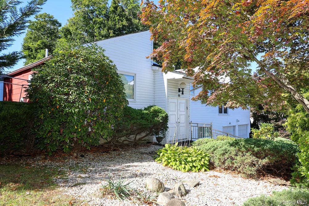 16 Carriage Road Great Neck, NY 11024 - Photo 2 of 35 Gallery Image 2