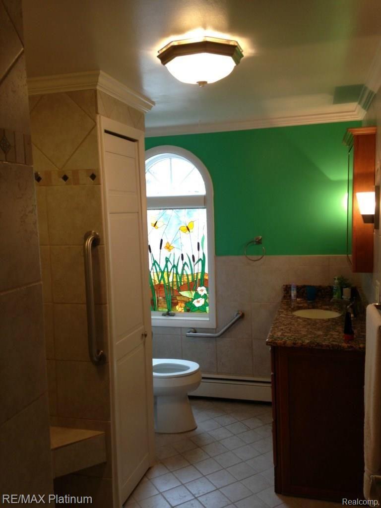 2979 Rubbins Road Howell, MI 48843 - Photo 6 of 17 Triangle Lake bath 3.jpg