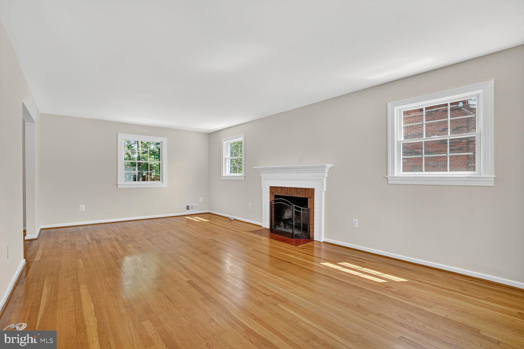 8303 Fort Hunt Road Alexandria, VA 22308 - Photo 8 of 39 Spacious living room!