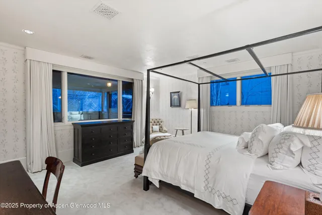 a en suite bathroom with a sink and a mirror