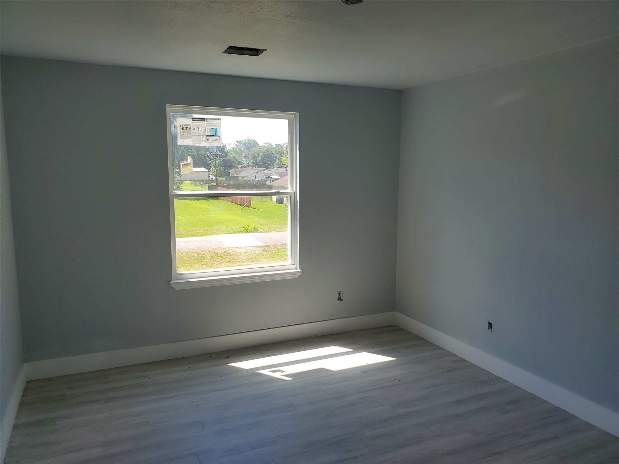 6985 Ellen Lane Beaumont, TX 77708 - Photo 13 of 34 an empty room with a window