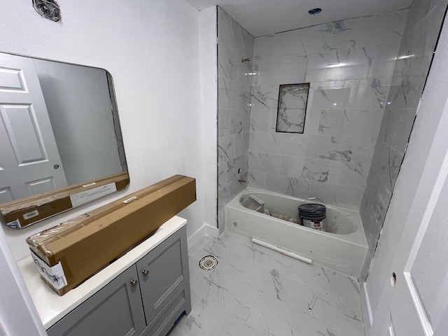 6985 Ellen Lane Beaumont, TX 77708 - Photo 20 of 34 a bathroom with a tub a sink and a mirror