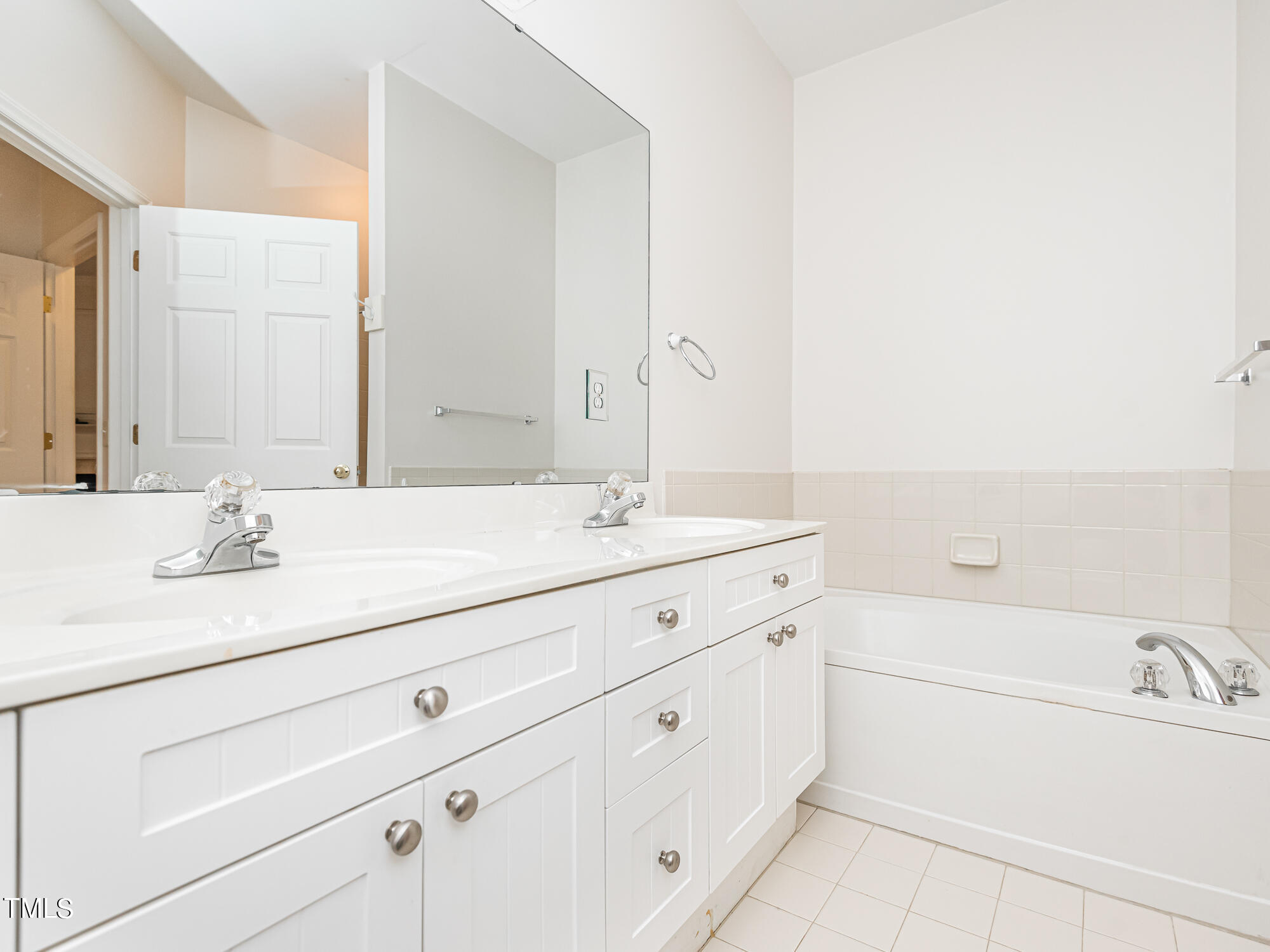 8041 Allyns Landing Way, Unit 103 Raleigh, NC 27615 - Photo 10 of 33 InTrust_Realty_Lee_8041_Allyns_Landing-0