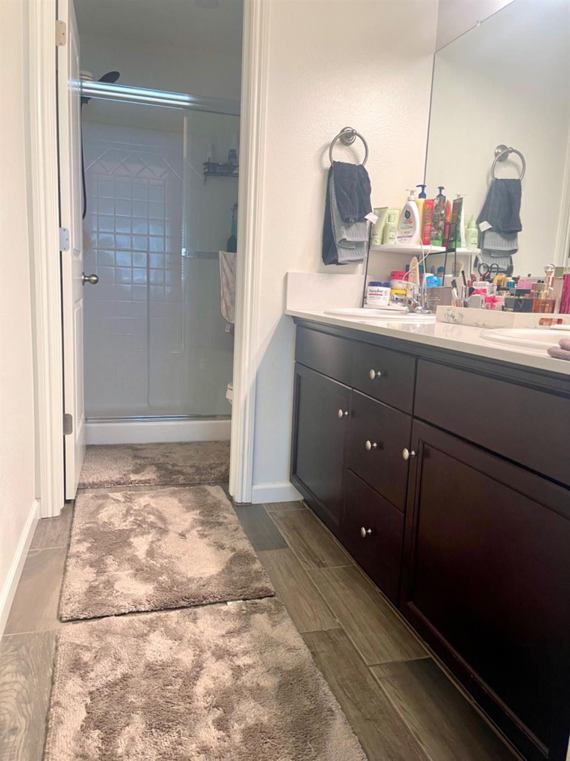 3727 Highclere Way Clovis, CA 93619 - Photo 16 of 25 a bathroom with a sink and a mirror