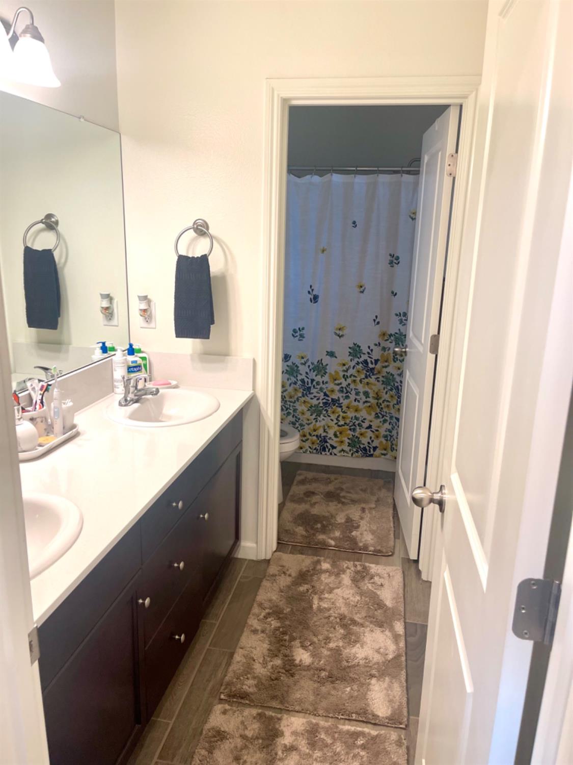 3727 Highclere Way Clovis, CA 93619 - Photo 21 of 25 a spacious bathroom with a double vanity sink and mirror