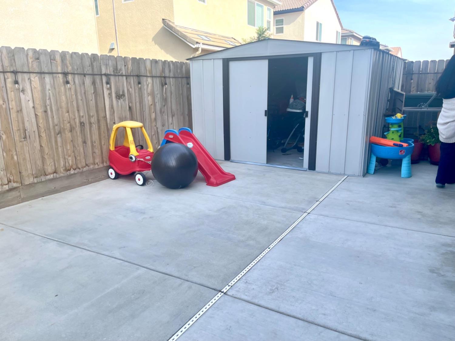 3727 Highclere Way Clovis, CA 93619 - Photo 23 of 25 a backyard of a house