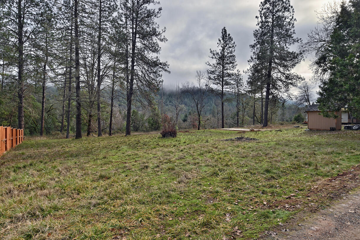 1329 West Evans Creek Road Rogue River, OR 97537 - Photo 9 of 23 a backyard of a house