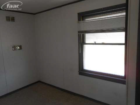 1616 South Graham Road Flint, MI 48532 - Photo 9 of 16 20357852-8.JPG