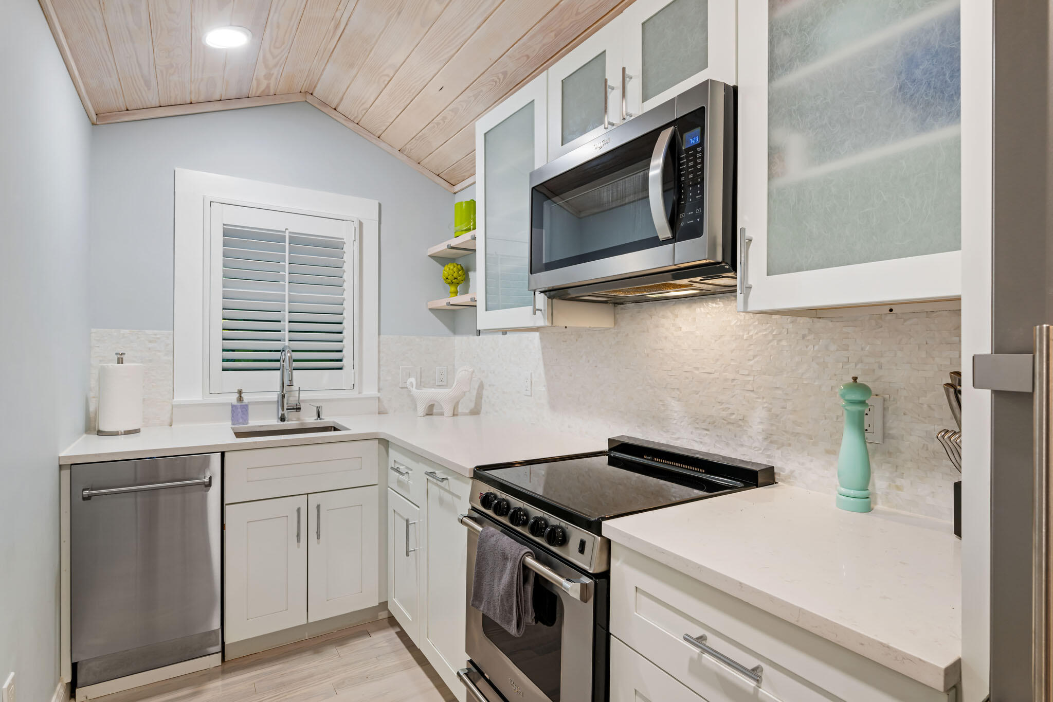 235 Dyer Road, Unit TREEHOUSE West Palm Beach, FL 33405 - Photo 13 of 20 a kitchen with a sink and a microwave
