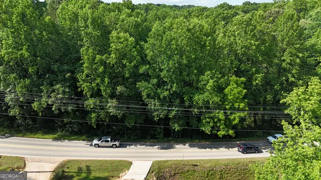 a view of yard with green space