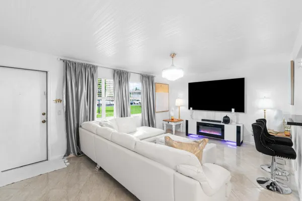 $2,000 | 340 Horizon West, Unit 102, Boynton Beach, FL 33435