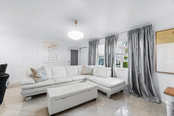 $2,000 | 340 Horizon West, Unit 102, Boynton Beach, FL 33435