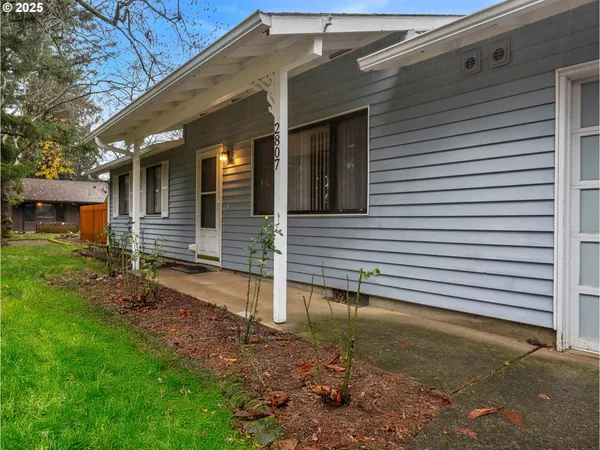 a view of a house with backyard