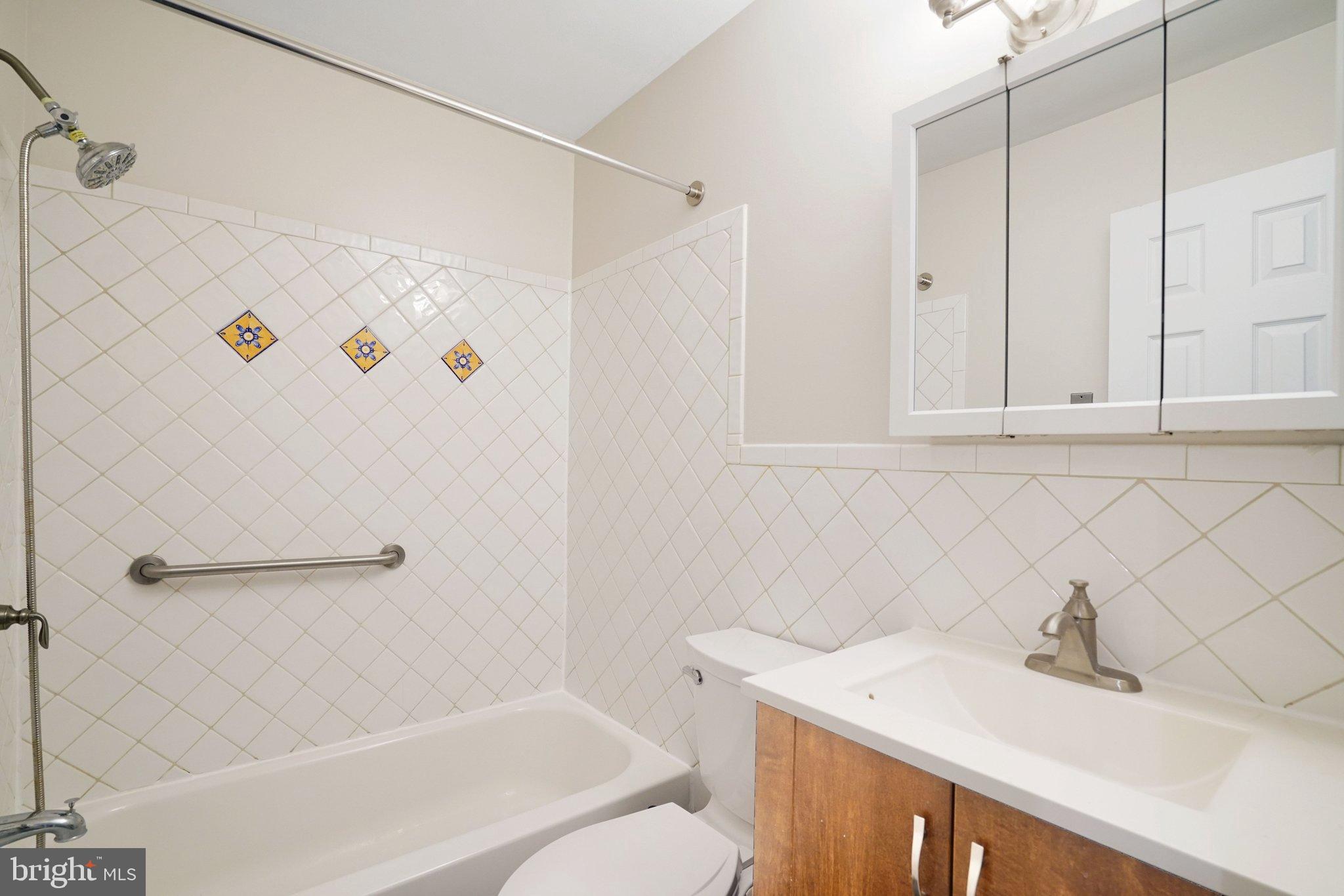 3412 Knox Road Annandale, VA 22003 - Photo 20 of 54 a bathroom with a sink and a bathtub