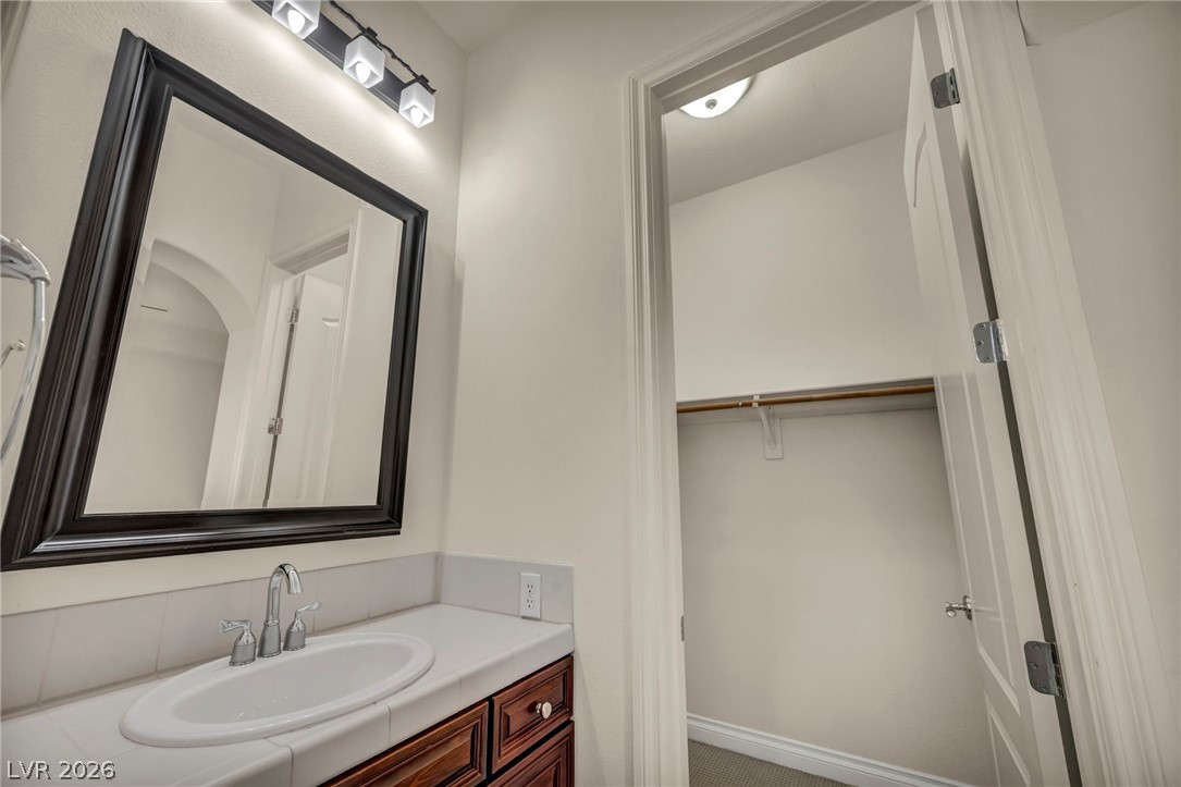 75 Luce Del Sole, Unit 3 Henderson, NV 89011 - Photo 35 of 81 Second Primary en Suite Bathroom