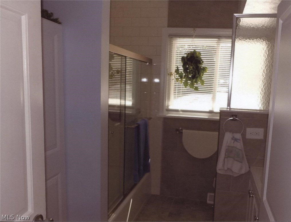 419 Mowbray Road Akron, OH 44333 - Photo 14 of 35 Luxurious master bath is spacious.