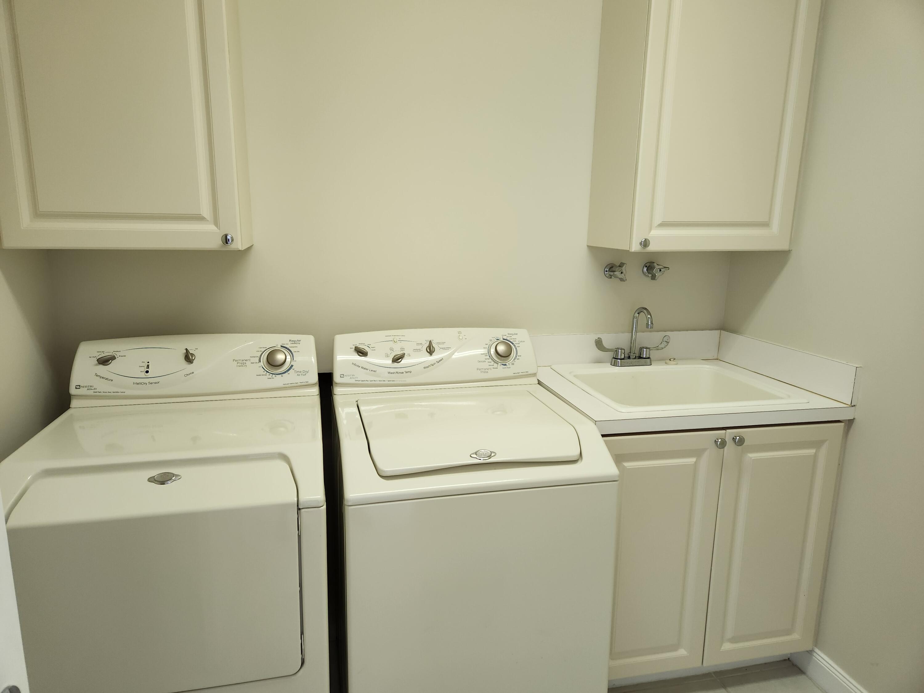 10 Harbour Isle Drive East, Unit 303 Fort Pierce, FL 34949 - Photo 19 of 31 a utility room with dryer and washer