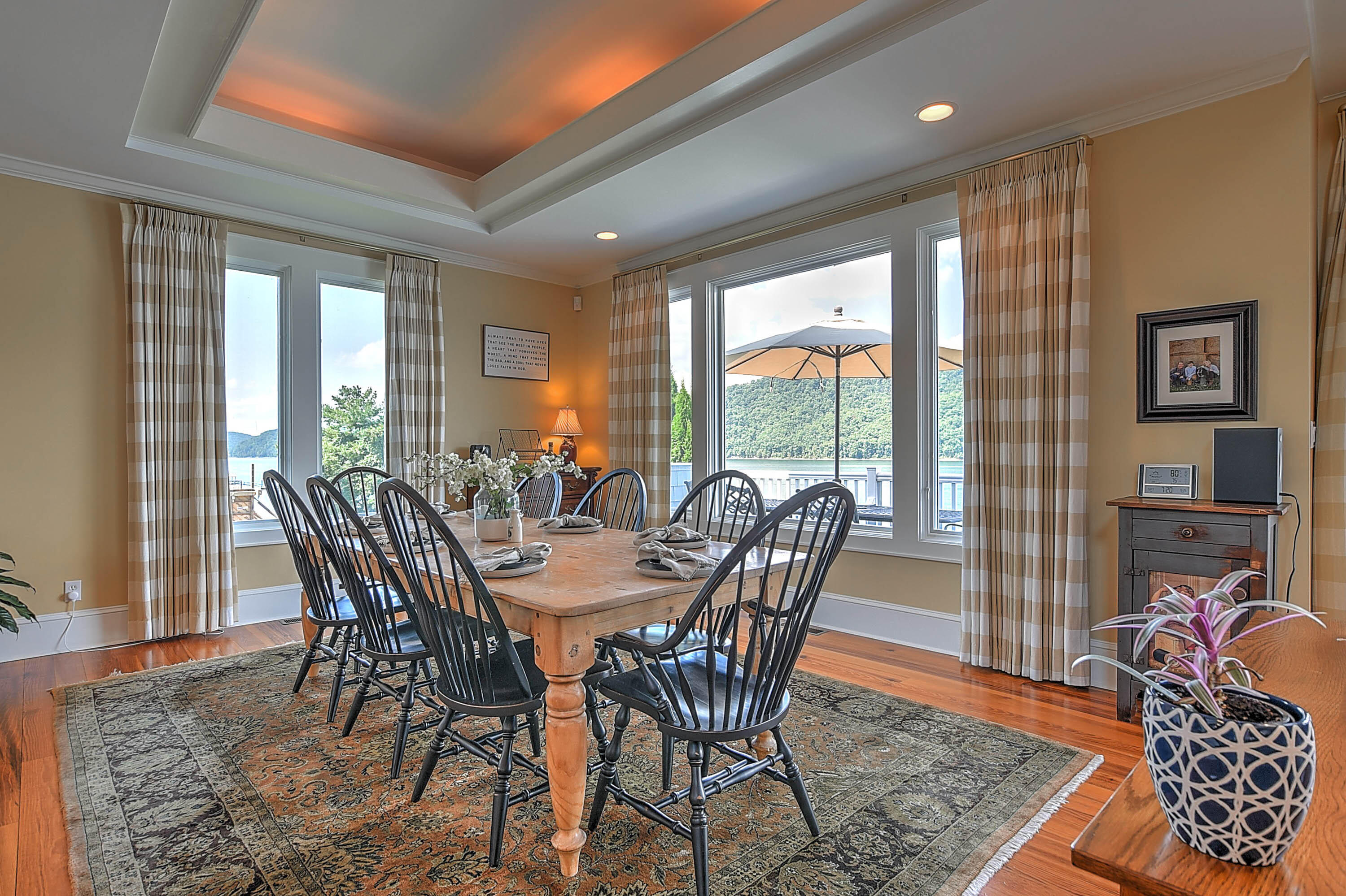 576 Harbor Point Road Butler, TN 37640 - Photo 14 of 51 LARGE DINING ROOM!