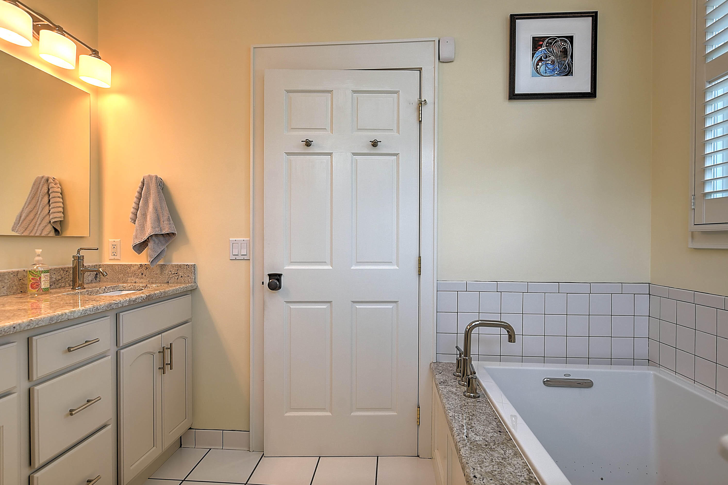 576 Harbor Point Road Butler, TN 37640 - Photo 20 of 51 SOAKING TUB IN MASTER