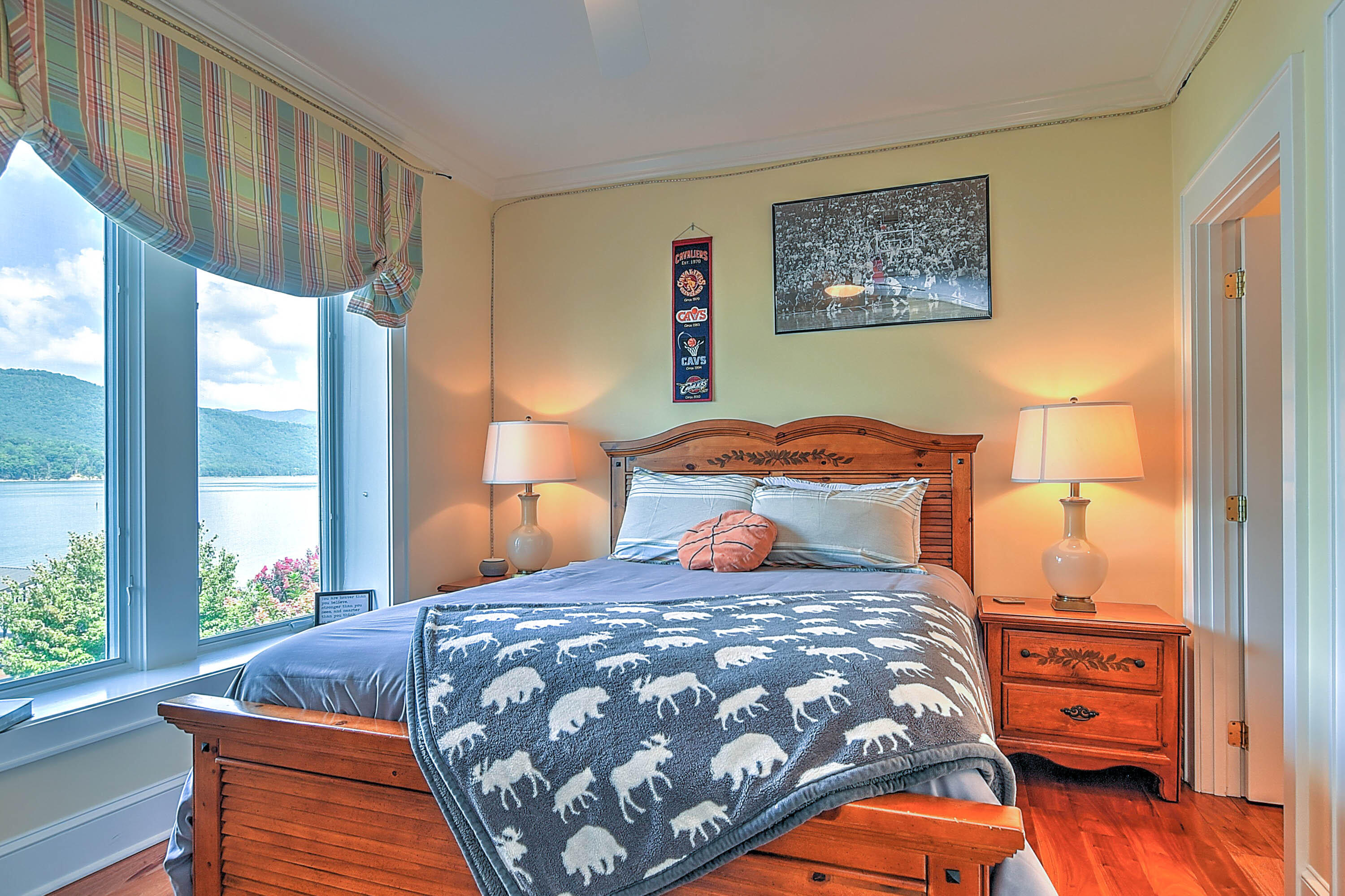 576 Harbor Point Road Butler, TN 37640 - Photo 27 of 51 VIEWS & PRIVATE BATH