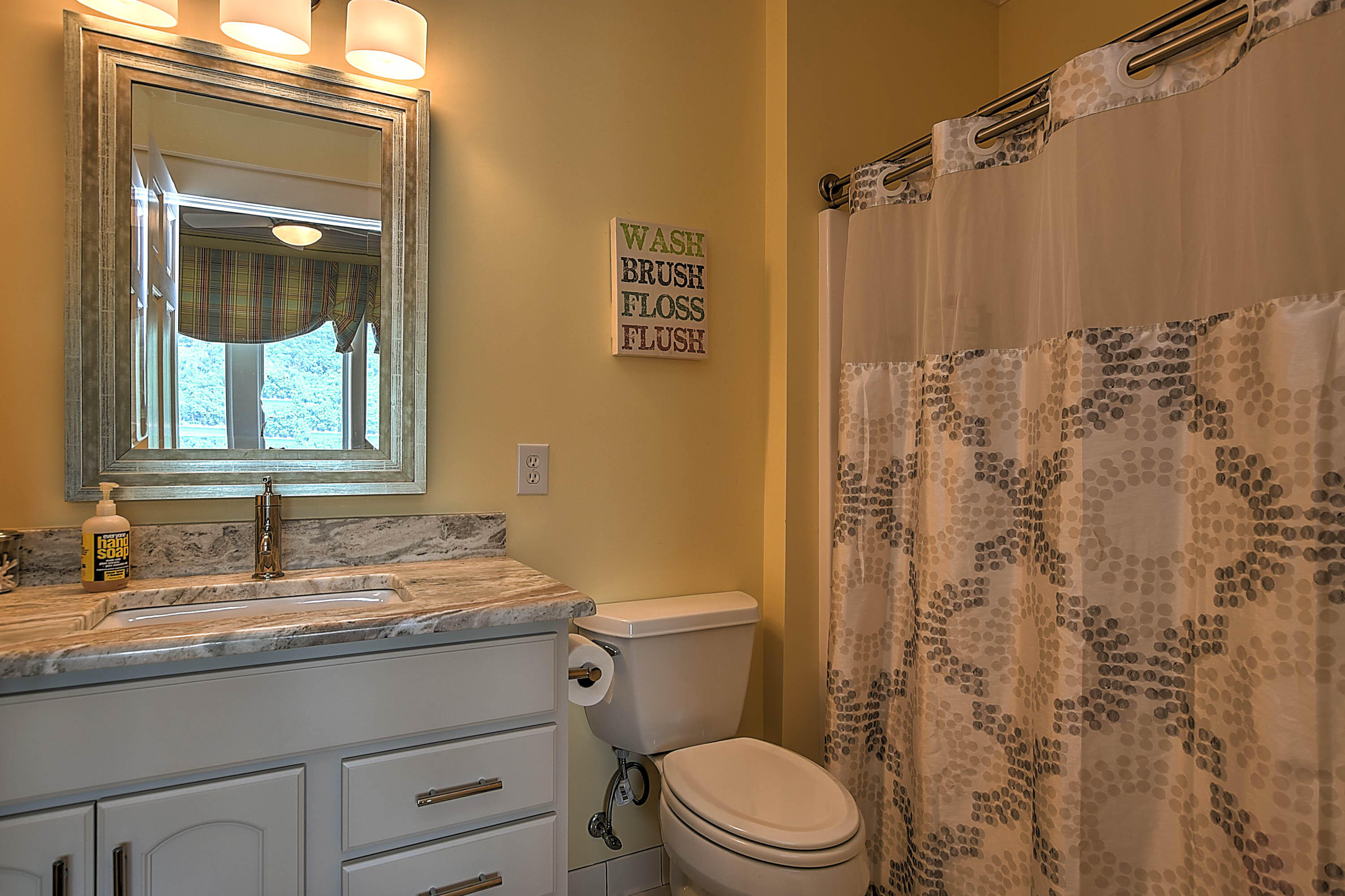 576 Harbor Point Road Butler, TN 37640 - Photo 30 of 51 PRIVATE BATH W GRANITE TOP