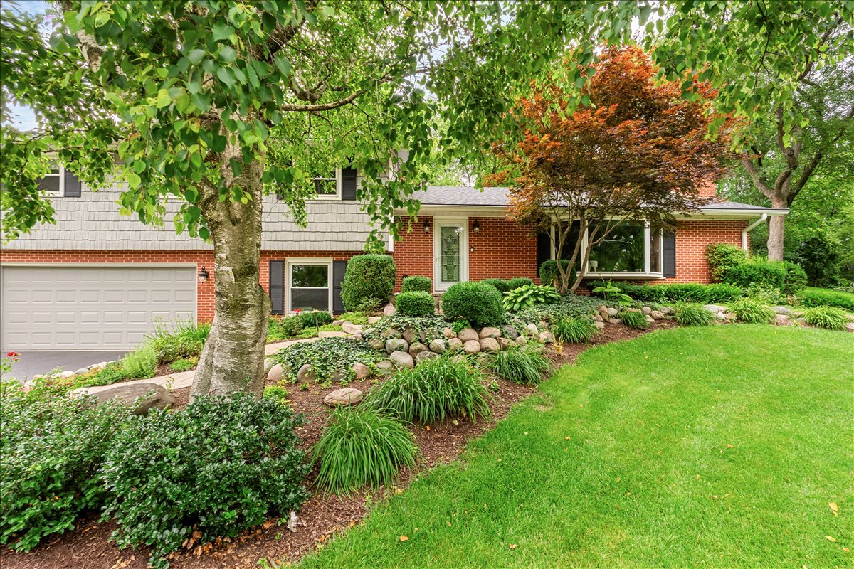 30 South Wulff Street Cary, IL 60013 - Photo 31 of 39 front view of a house with a yard