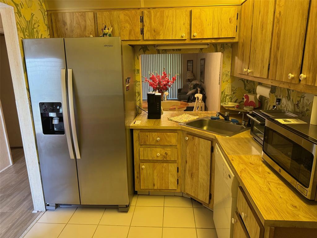 1801 Northwest 75th Avenue, Unit 306 Plantation, FL 33313 - Photo 5 of 27 a kitchen with a sink and refrigerator