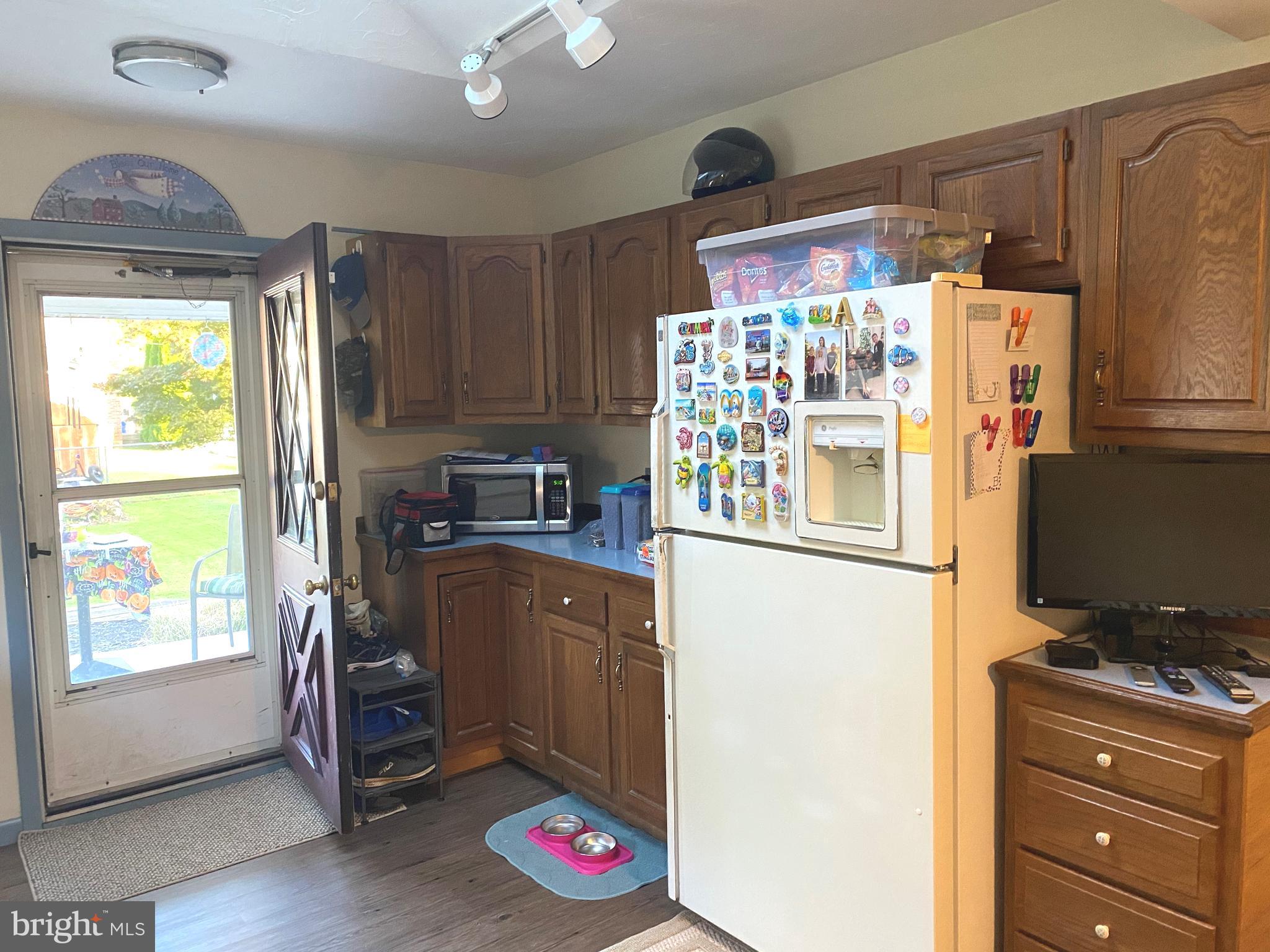 305 Greystone Road York, PA 17402 - Photo 4 of 15 Gallery Image 4