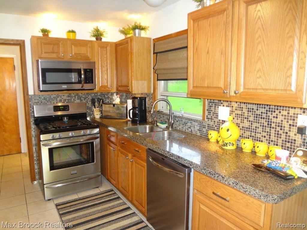 4740 West Maple Road Bloomfield Hills, MI 48301 - Photo 4 of 14 Granite Kitchen with Stainless Steel Appliances