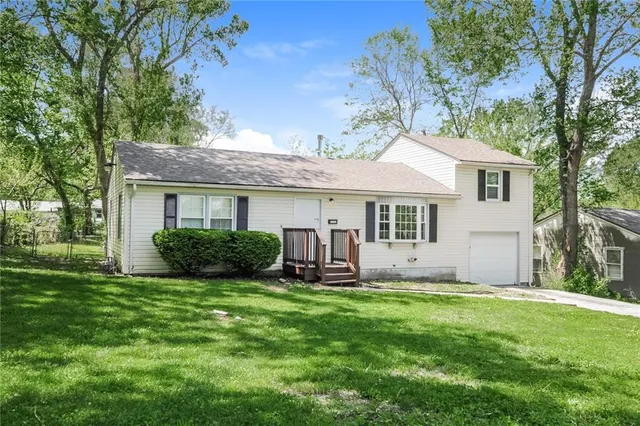 $1,370 | 10306 Oakland Avenue, Kansas City, MO 64134