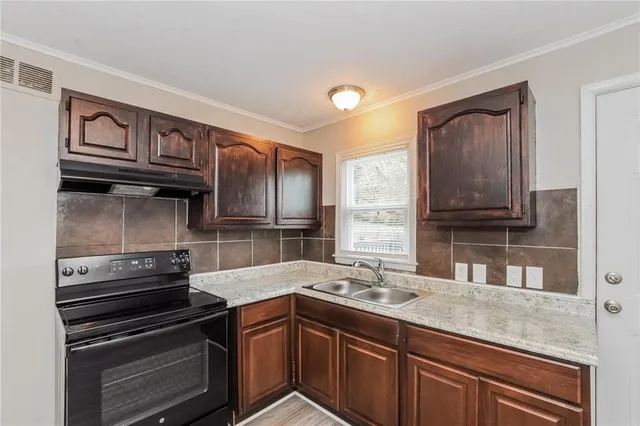 $1,370 | 10306 Oakland Avenue, Kansas City, MO 64134