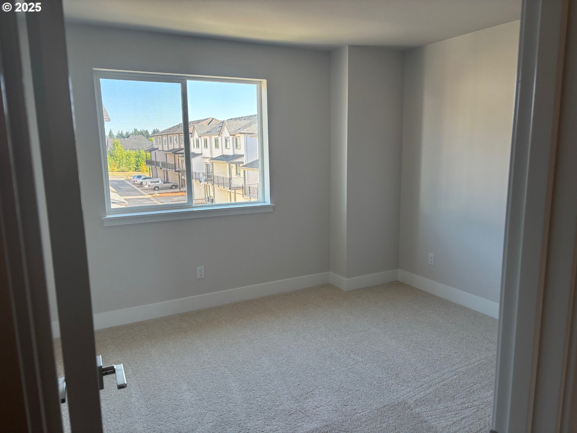 16658 Southwest Jean Louise Road Tigard, OR 97223 - Photo 6 of 19 an empty room with a window