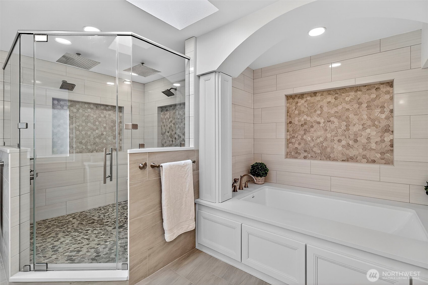 34529 5th Place Southwest Federal Way, WA 98023 - Photo 33 of 40 a bathroom with a shower sink and mirror